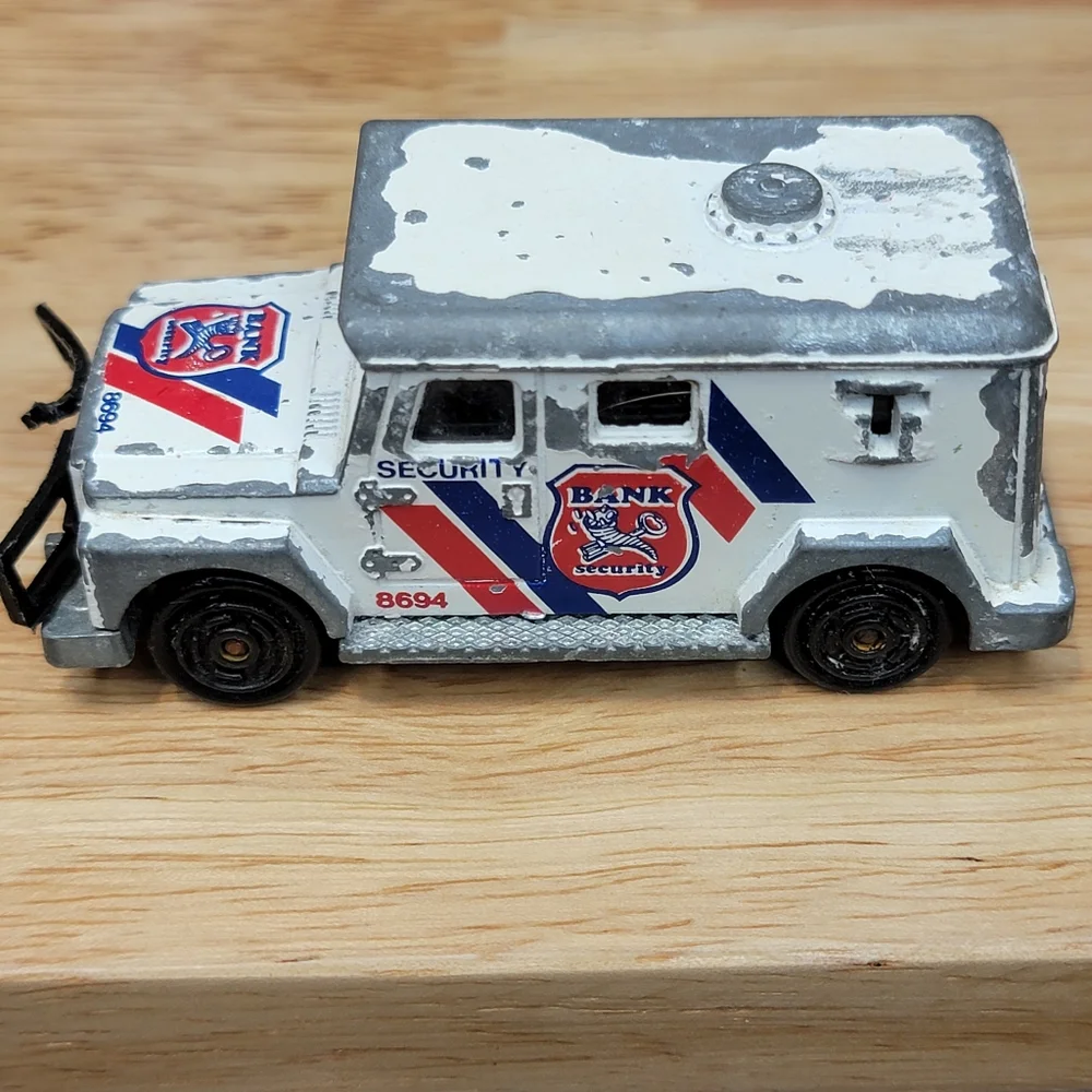 Majorette 204 White Blue Bank Security Toy Jeep 8694Brand: MajoretteVehicle M‎